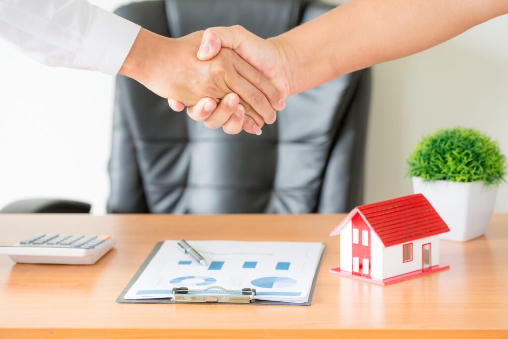 Personas dándose la mano luego de firmar un contrato de rent to rent